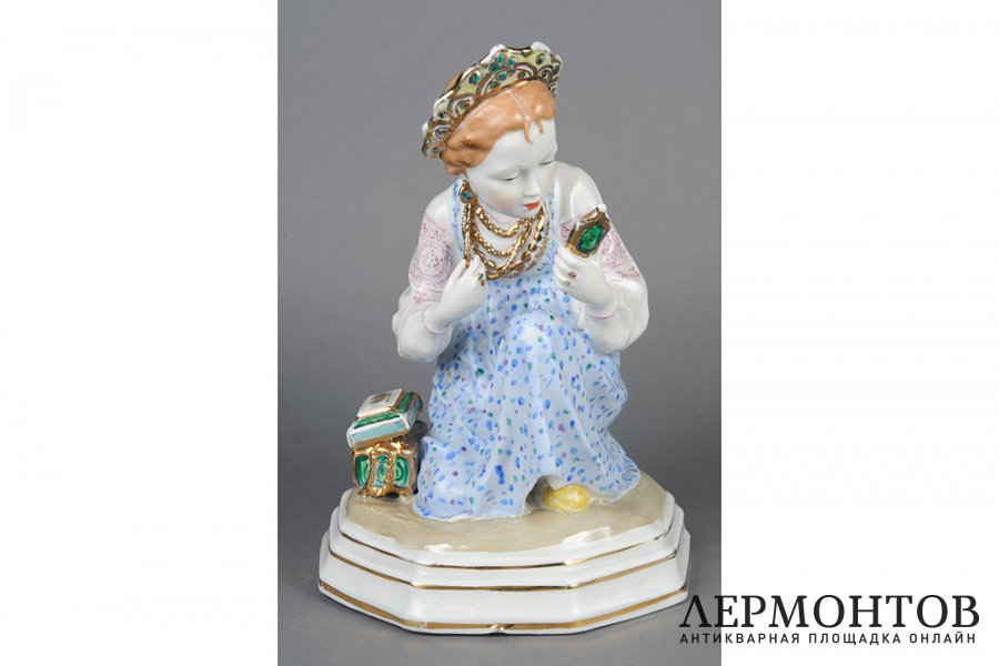 Статуэтка Малахитовая шкатулка. СССР, Дулевский фарфоровый завод, 1953 год. Фарфор.