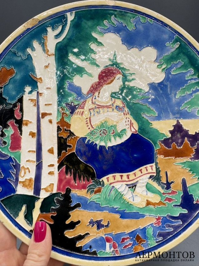 Декоративная тарелка «Крестьянка у ручья». Фаянс, живопись, Конаковский завод, художник С. Б. Прессман, СССР, середина 20 века