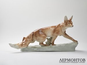 Статуэтка «Крадущаяся лиса». Фарфор, Royal Dux Bohemia, Чехословакия, середина XX века