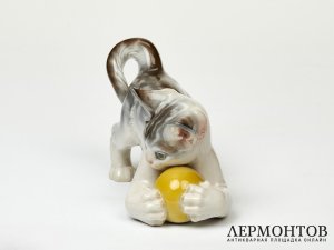 Статуэтка «Котёнок с мячом». Фарфор, Eschenbach, Германия, 1947–1953 годы