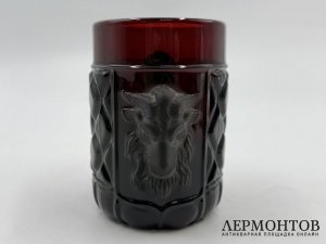 Кружка аметистовое стекло с маскароном. Португалия, 1 пол. 20 века.
