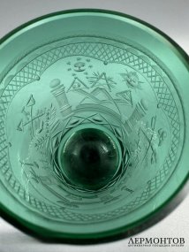 Бокал с масонской символикой. Изумрудное стекло, резьба, Западная Европа, середина 19 века