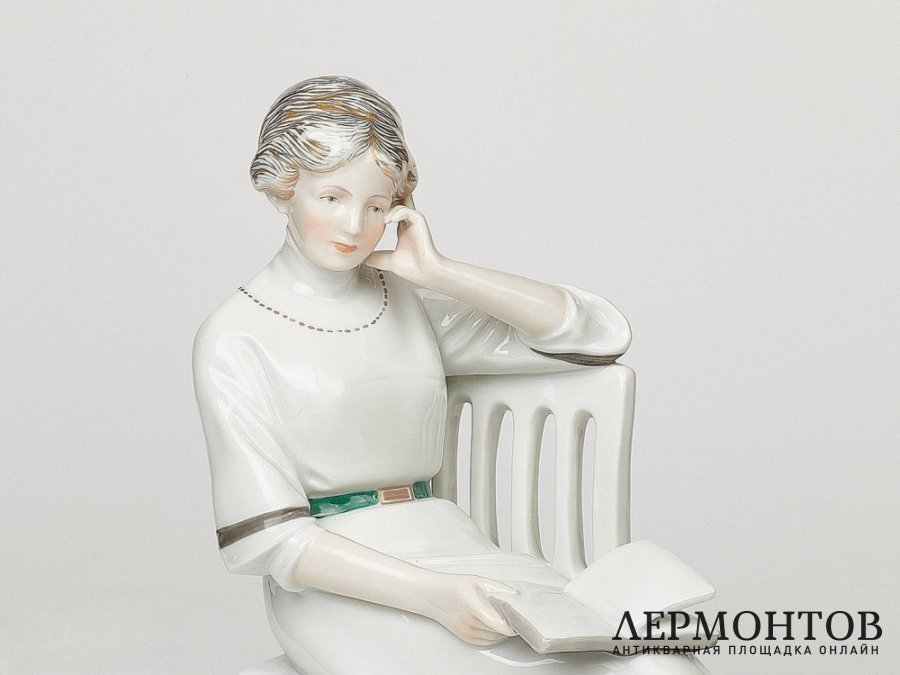 Статуэтка «Девушка с книгой». Фарфор, Karl Ens, Германия, 1919–1940 годы