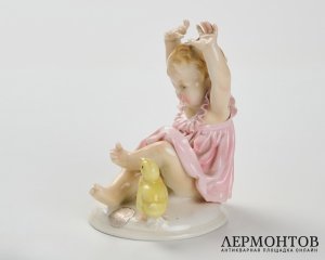 Статуэтка «Испуг. Ой, цыплёнок!». Фарфор, Karl Ens, Германия, 1920–1930-е годы