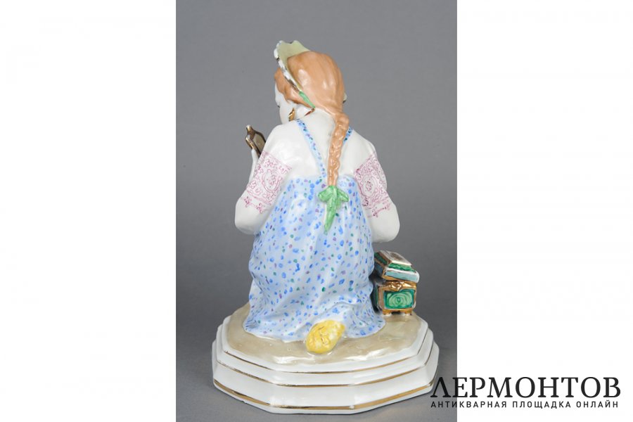 Статуэтка Малахитовая шкатулка. СССР, Дулевский фарфоровый завод, 1953 год. Фарфор.