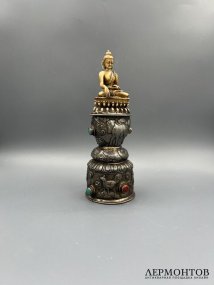 Статуэтка «Будда» на серебряном постаменте. Прессованная крошка, серебро, бирюза, коралл, Тибет, 20 век