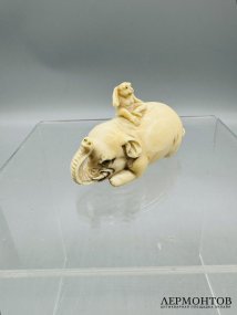 Нэцкэ «Обезьяна на слоне». Кость, резьба, Япония, 19 век