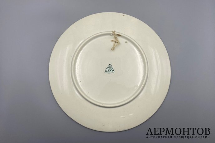 Парные тарелки с изображениями пахаря и красноармейца. Песоченская фабрика, 1926 г.