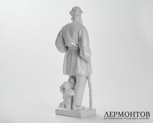 Скульптура «Лев Толстой в Ясной Поляне». Фарфор, ЛФЗ, СССР