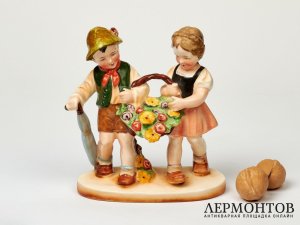 Статуэтка «Дети с корзиной цветов». Фарфор, Rudolf Heinz, Германия, 1930–1940 годы