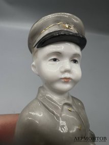 Статуэтка «Первоклассник». Фарфор, роспись, ЛФЗ, скульптор А. Пахомов, СССР, 1950–1960 годы