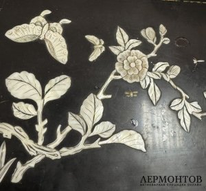 Шкатулка с птицей, цветами и бабочкой. Дерево, перламутр, Китай, 2-я половина 20 века