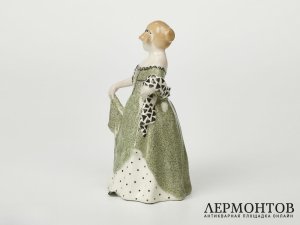 Статуэтка «Девушка бидермейер, смотрит направо». Goldscheider, Австрия, 1904–1905 годы