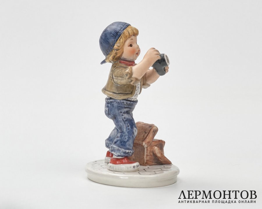 Статуэтка «Юный фотограф». Фарфор, Goebel, Германия, 1979–1990 годы