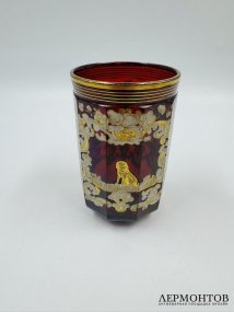 Стакан с амуром и собакой. Рубиновое стекло, роспись золотом, Германия, конец 19 — начало 20 века