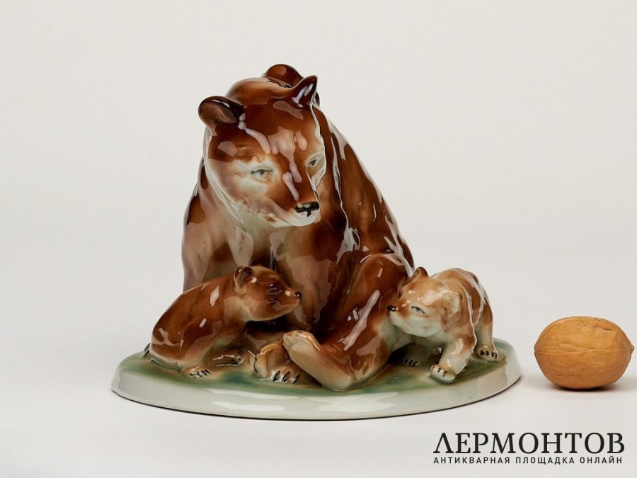 Статуэтка «Медведица с медвежатами». Фарфор, Lippelsdorf, Германия, 1951–1974 годы