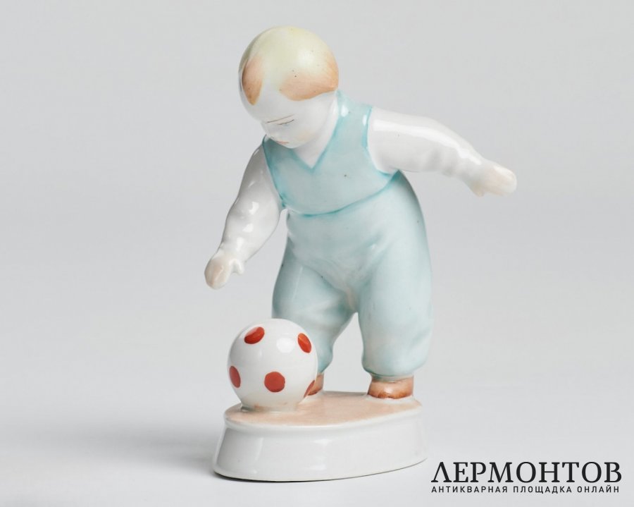 Статуэтка «Малыш-футболист». Фарфор, Zsolnay, Венгрия, 1930–1950-е годы