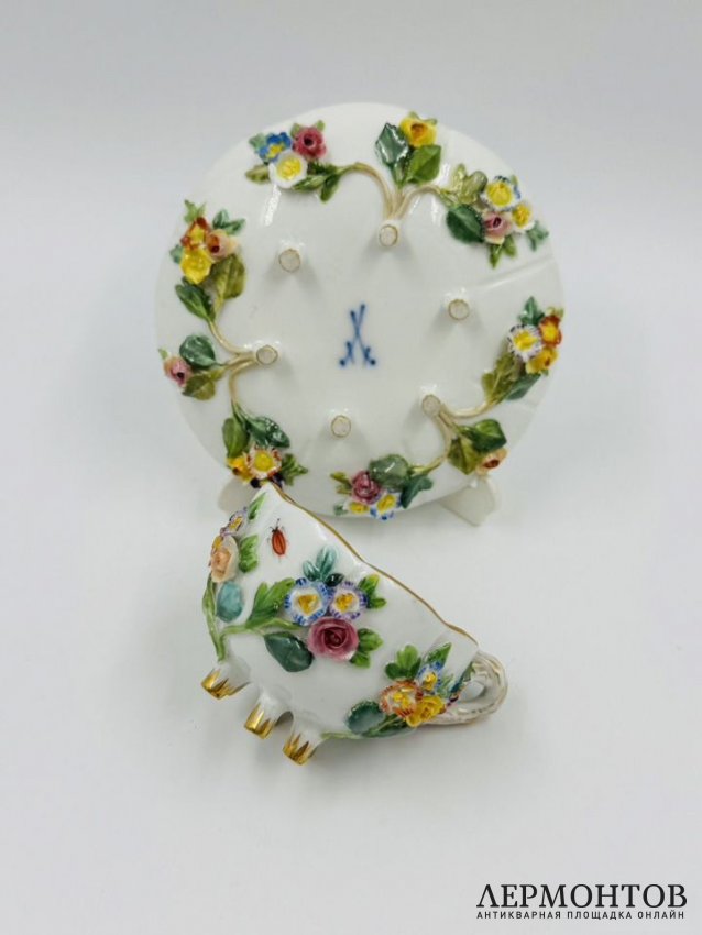 Кофейная пара с лепными розами. Фарфор, роспись, золочение, Meissen, Германия, 19 век