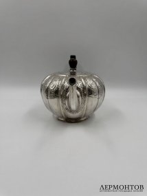 Чайник с растительным декором. Серебро 84 пробы, дерево, Россия, 1749 год