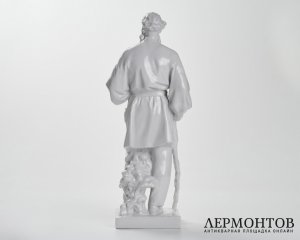 Скульптура «Лев Толстой в Ясной Поляне». Фарфор, ЛФЗ, СССР