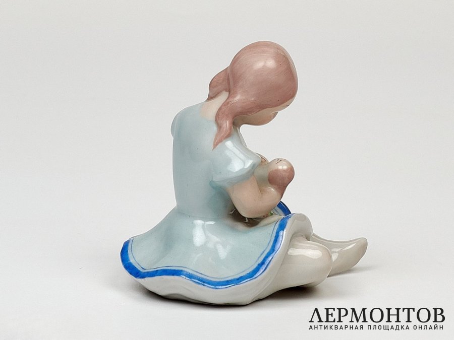 Статуэтка «Девочка с куклой». Фарфор, Kispest, Венгрия, 1950–1960 годы