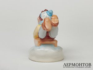 Статуэтка «Девочка на санках». Фарфор, Royal Dux, Чехословакия, 1940 год
