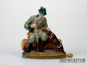 Статуэтка «Охотник с собакой на привале». Керамика, RAKO, Чехословакия, 1940–1950 год