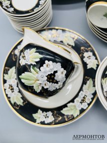 Сервиз «Цветущая калина на чёрном». Фарфор, роспись, Дмитровский фарфоровый завод (Вербилки), СССР, 1954–1965 годы