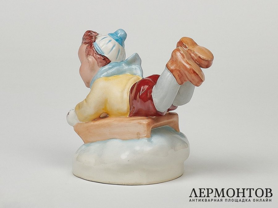 Статуэтка «Девочка на санках». Фарфор, Royal Dux, Чехословакия, 1940 год
