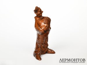 Статуэтка «Клоун с гармошкой». Терракота, Венгрия, середина XX века