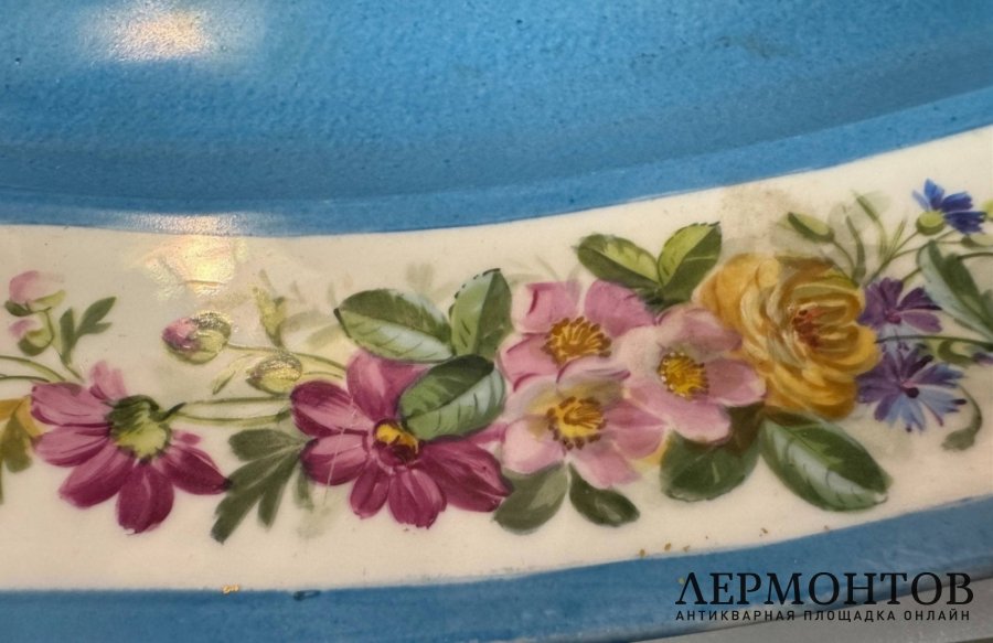 Блюдо «Кавалеры и дамы на природе». Фарфор, роспись, предположительно Sèvres, Франция, конец 19 — начало 20 века