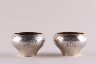 Комплект солонок в форме чугунка. Серебро 84 пробы. Россия, Москва, 1908-1917 гг.