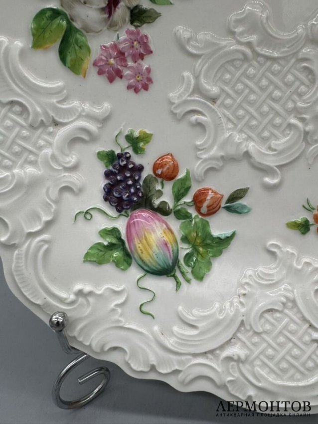 Блюдо с цветочными букетами и рельефом. Фарфор, роспись, Meissen, Германия, 19 век