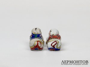 Статуэтки «Младенец на подушке», две штуки. Фарфор, Китай, середина XX века
