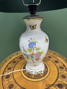 Настольная лампа «Цветы и бабочки» из коллекции «Queen Victoria». Фарфор, роспись, Herend, Венгрия, 1-я половина 20 века