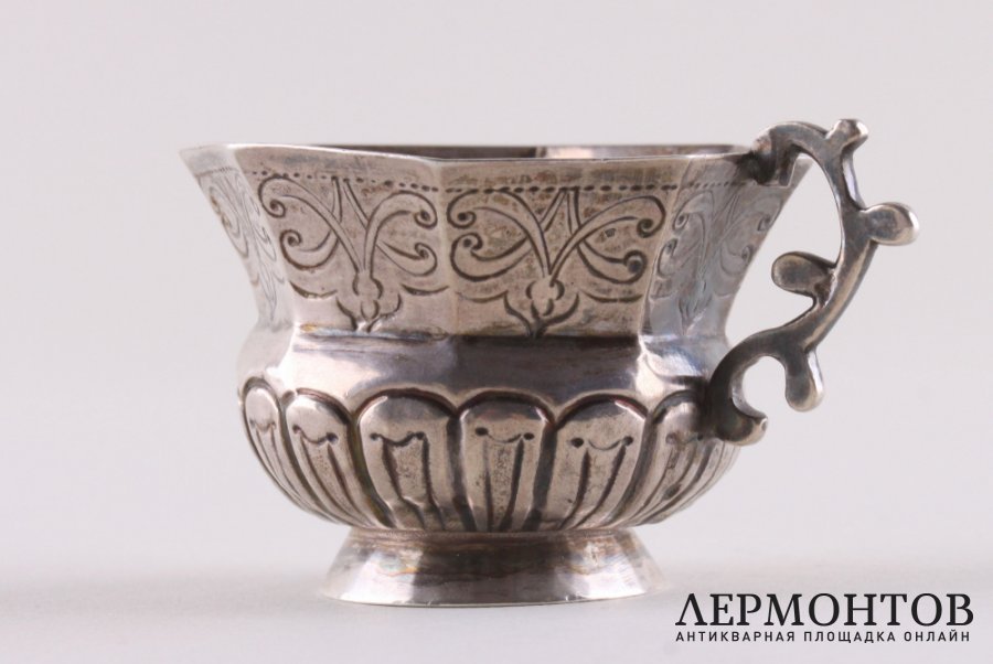 Чарка с ручкой. Серебро, литье, чеканка. Россия, Москва, XVIII век.