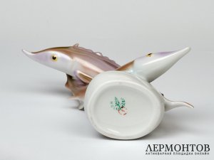 Статуэтка «Резвящиеся осетры». Фарфор, Hollóháza, Венгрия, 1948–1953 годы