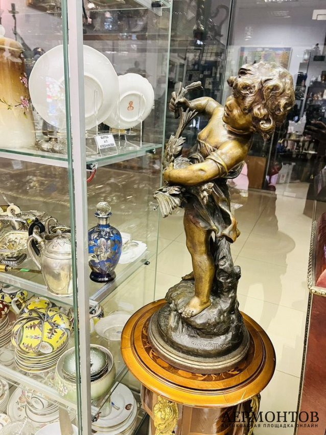 Скульптура «Ребёнок с уткой». Шпиатр, скульптор A. Moreau, Франция, 1906 год
