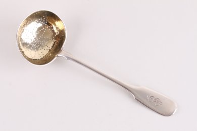 Ложка для сахарной пудры. И. Сазиков. Серебро 84 пробы, золочение. 1854 год. Россия