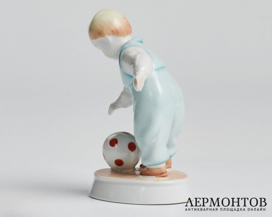 Статуэтка «Малыш-футболист». Фарфор, Zsolnay, Венгрия, 1930–1950-е годы