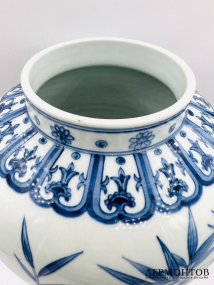 Ваза со сливой и бамбуком. Фарфор, роспись, музей Leeum, Корея, современная работа