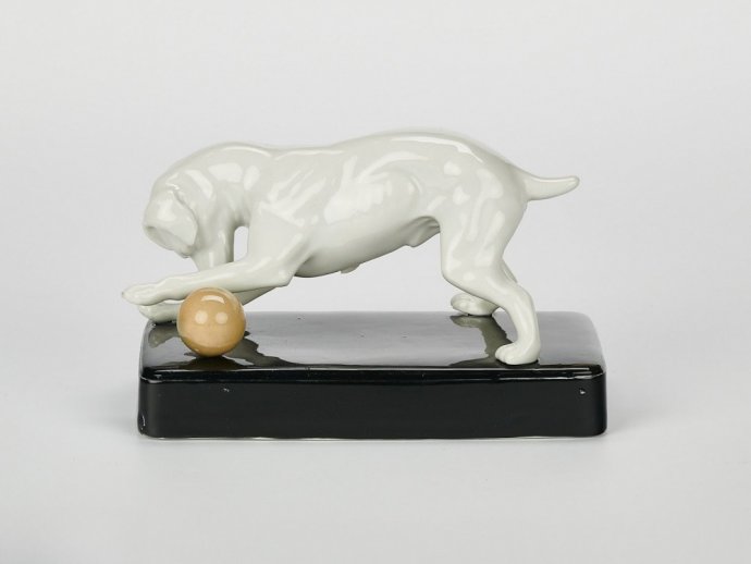 Статуэтка «Собака с мячом». Фарфор, Германия, 1920 год