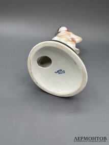 Статуэтка «На катке». Фарфор, роспись, ЛФЗ, скульптор С. Велихова, СССР, 1950-е годы