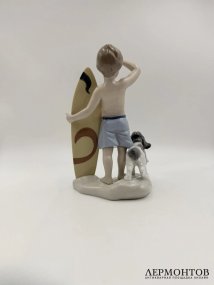 Статуэтка «Маленький серфингист». Фарфор, Lladro, скульптор José Santaeulalia, Испания, 2005–2023 годы