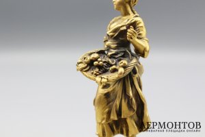 Скульптура Девушка с корзинкой фруктов. Франция, Париж, F. Boucheron, 19 в. Бронза.