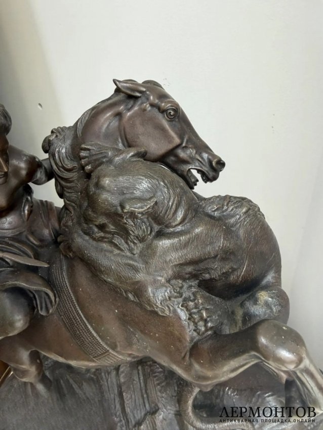 Скульптура «Сражающаяся амазонка». Шпиатр, по модели А. Кисса, H. Gladenbeck, Германия, конец 19 — начало 20 века