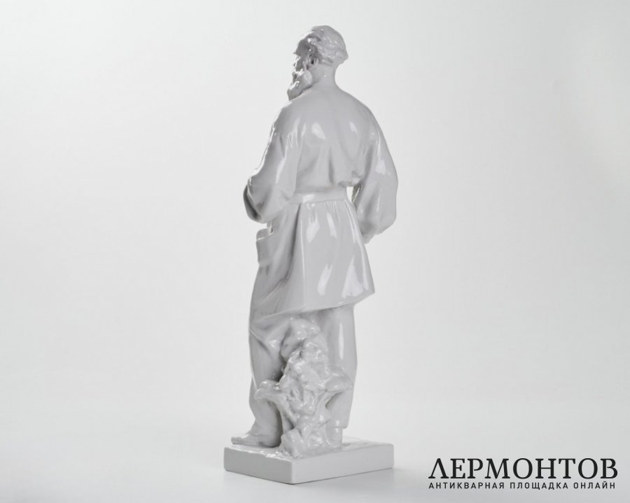 Скульптура «Лев Толстой в Ясной Поляне». Фарфор, ЛФЗ, СССР