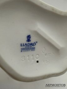 Статуэтка «Маленький серфингист». Фарфор, Lladro, скульптор José Santaeulalia, Испания, 2005–2023 годы