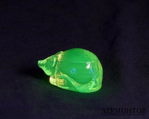 Статуэтка «Мышь». Урановое стекло, Чехия
