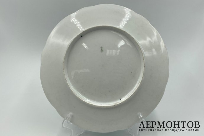 Тарелка с цветами. Россия, ИФЗ, период Александра II, 1850-80-е гг. Фарфор, роспись.
